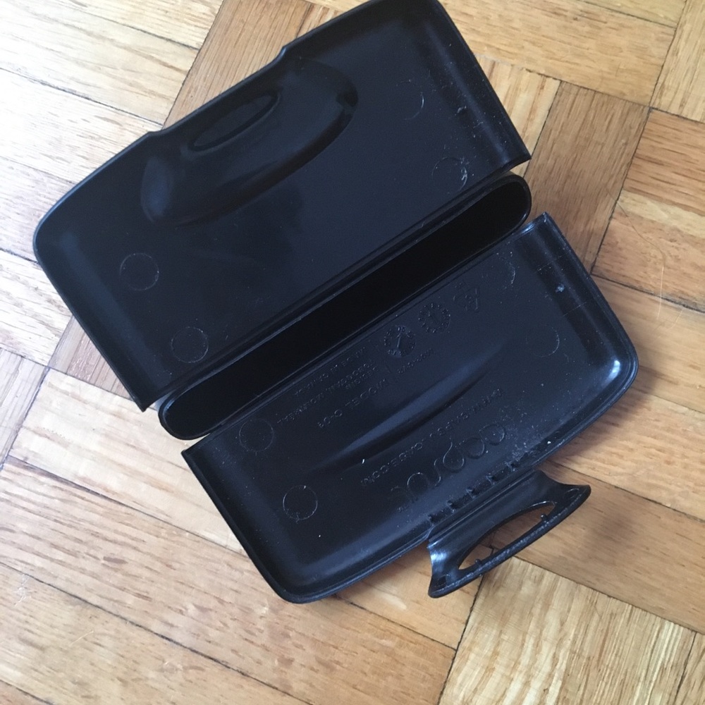 Hi I’m selling a wallet to put your card in it